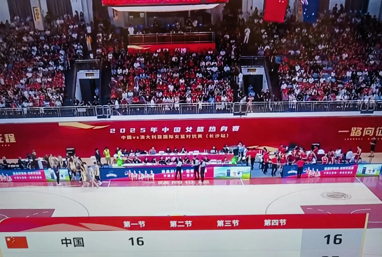 澳大利亚女篮22号队员，这体格没有李梦，谁也对付不了！中国女篮对