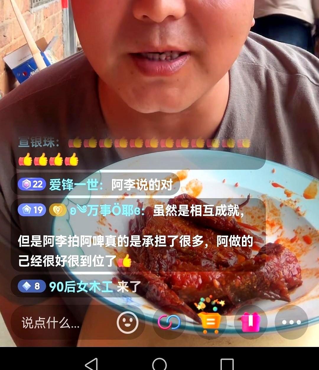 那个拍了5年啤酒婶的阿李，今天直播，官宣散伙了。这事他提过三次，这次，桌子彻底