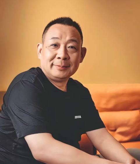 这个世界最看不懂的人，就是于东来了，明明才60岁，身体没毛病，精神状态又那么