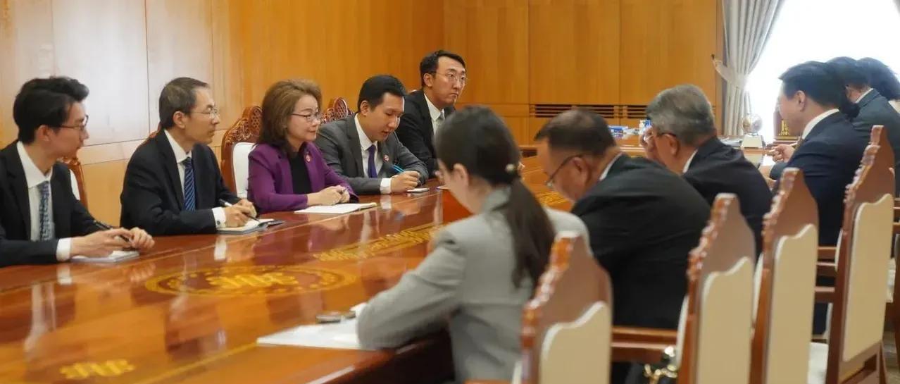 蒙古国总统呼日勒苏赫对天然气管道过境不死心啊，据报道，中国驻蒙古大使沈敏娟女士与