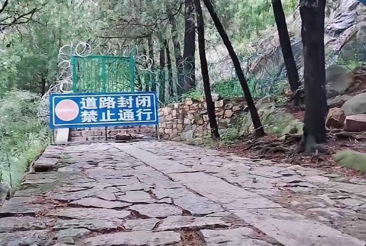 泰山景区这波操作真让人无语。黑龙潭、长寿桥、扇子崖这些地方居然给封了，可它们是村