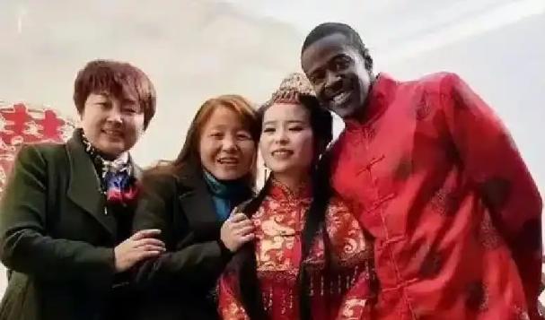 “只要中国女孩嫁给老外，就强制注销中国国籍，回国探亲一次最多只能待7天。”最近，