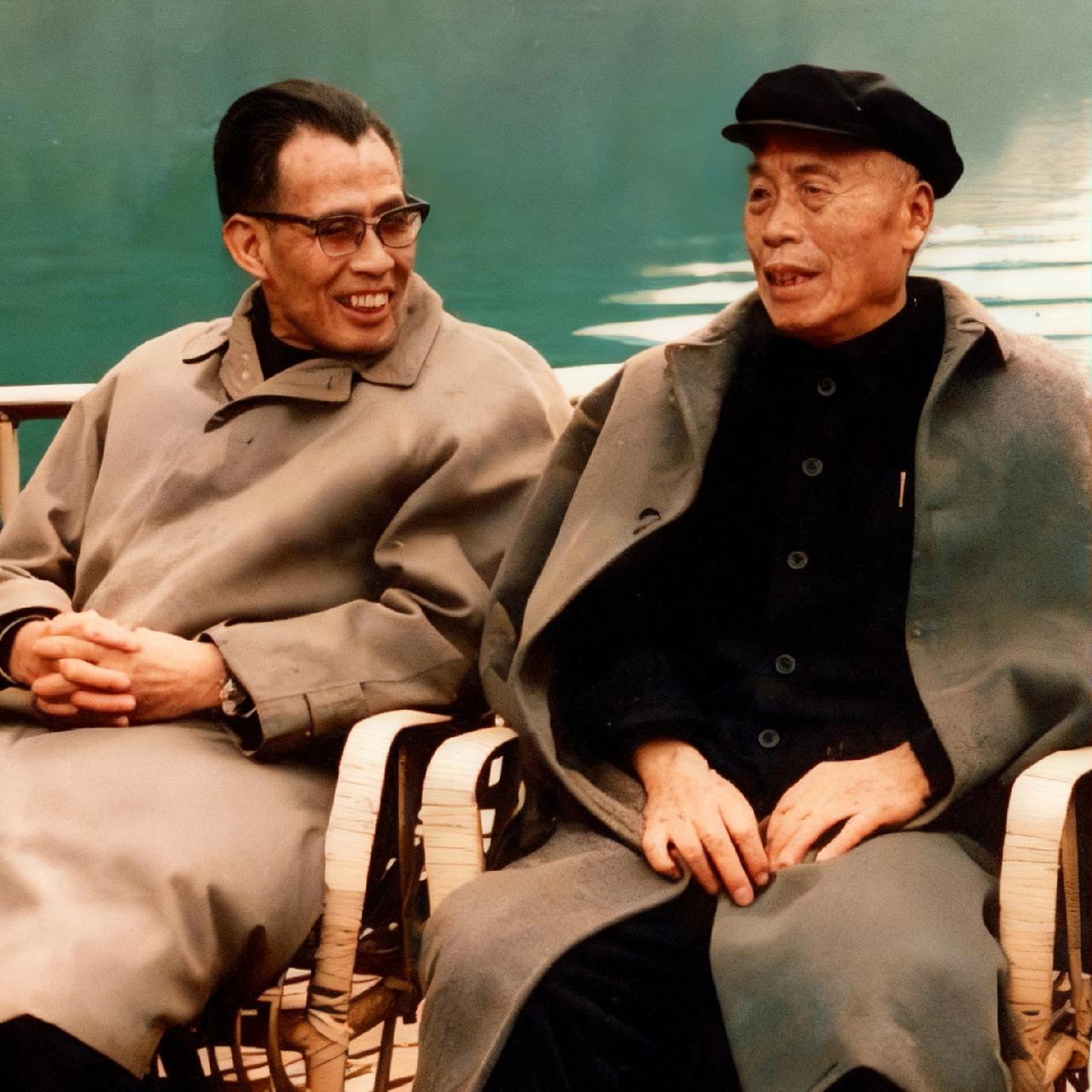 1966年，李宗仁和老友程思远，回到广西同游漓江时，一张罕见的合影，镜头中的他们