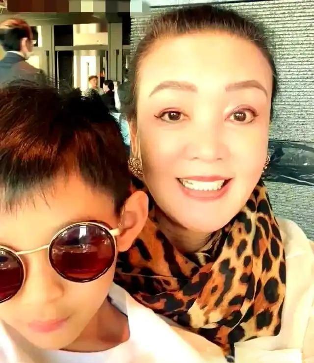 最容易被忽略的那个孩子，往往才是家族最想押注的筹码。父亲的爱是情绪，奶奶的爱