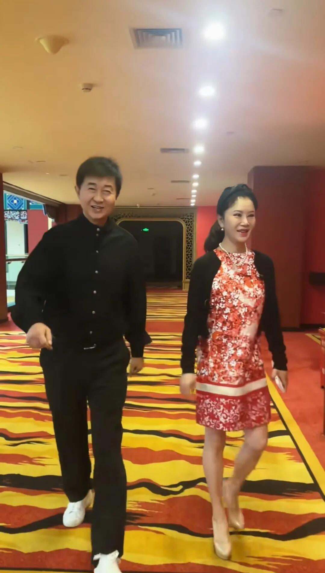 这是娱乐圈里最恩爱，最不会离婚的一对夫妻，从未有绯闻，恩爱几十年了。你还记得当年