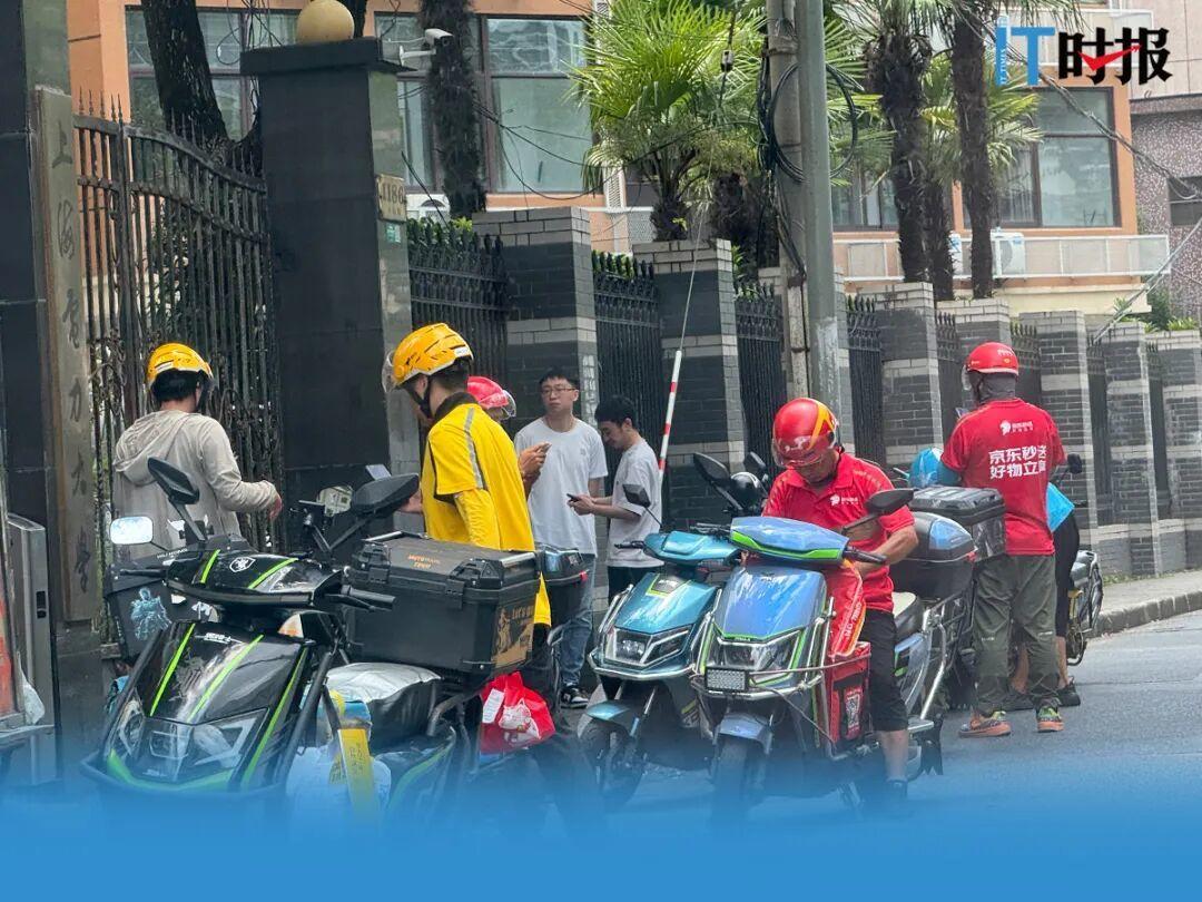 争分夺秒，停不下来！12月10日，上海骑手陈康接外卖单后，以45-50km/h