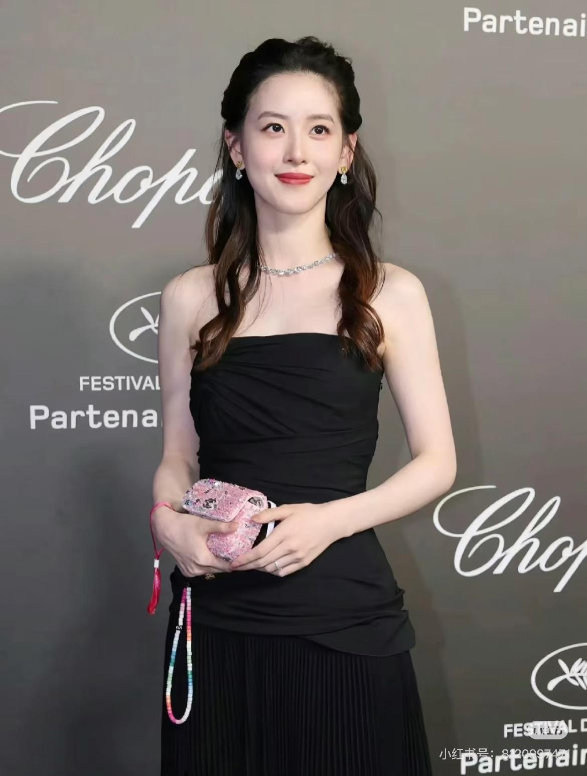 章泽天这波操作，绝对是想撕标签网友说她播客里说话像刚毕业的小姑娘，动作多想法嫩