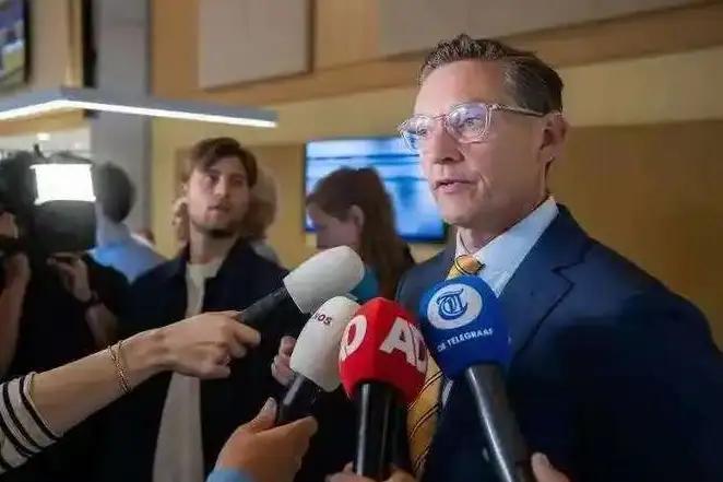 万万没想到，对荷兰出手最重的竟然不是中国，而是一直让荷兰引以为傲的“光刻机之王”