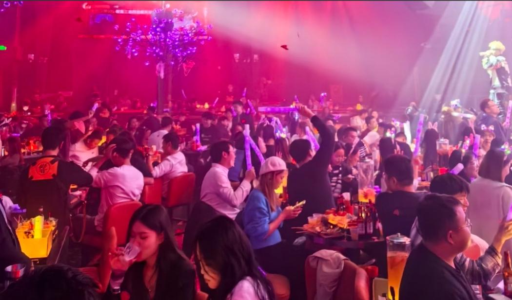 全世界最大的商业骗局，就是酒吧。你以为酒吧是靠卖酒赚钱的？大错特错。它的盈利模式