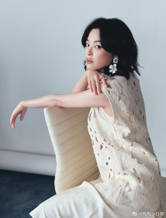 辛芷蕾溢出屏幕的生命力镜头里的辛芷蕾永远状态拉满，不管是安静还是大笑，都带着挡不