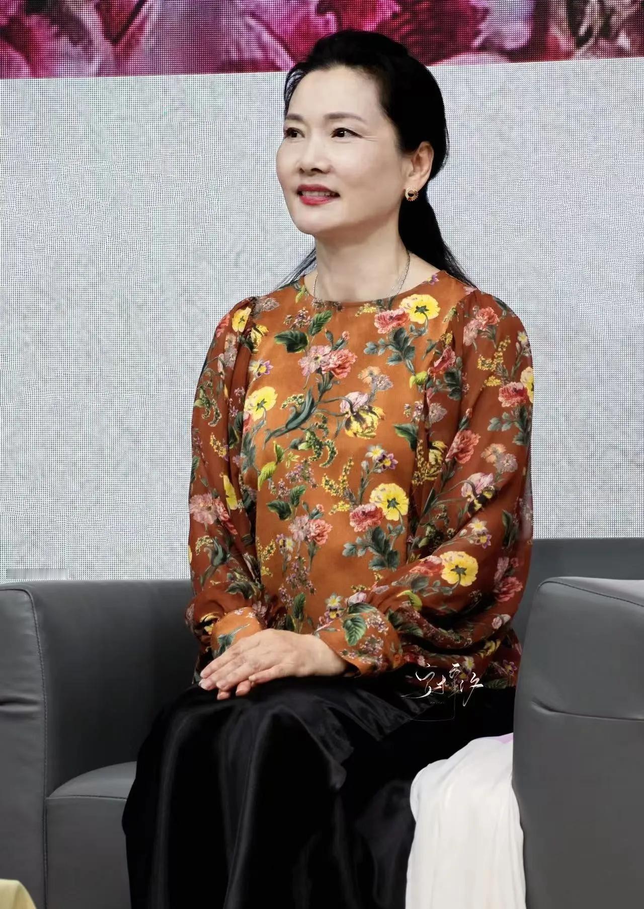 何赛飞这穿搭真的戳中审美！焦糖色印花缎面衫+黑色半身裙，高级感直接拉满✨缎