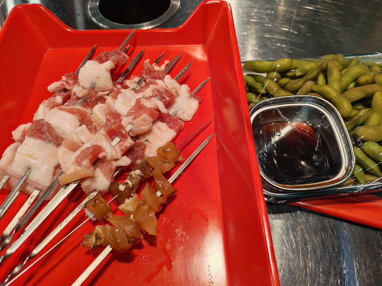 我们云南一些地方的回族他们不吃猪肉，但尊重其他民族（不仅只是汉族）吃猪肉的生活习