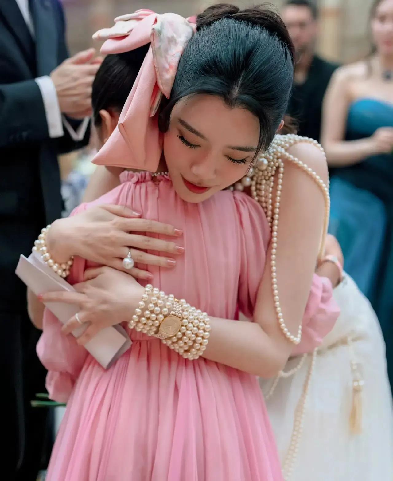 何超盈女儿是那种很懂礼尚往来的人，奚梦瑶抱自己，自己也回报奚梦瑶。在大家的印象里