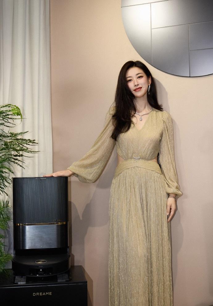 最近朱珠在北京出席时尚活动，她这回穿了一件米色的连衣裙，看起来高贵又迷人。她