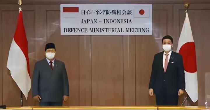 真给跪了。这边印尼官员握着日本代表的手笑呵呵，那边华飞项目的中国技术人员正默默