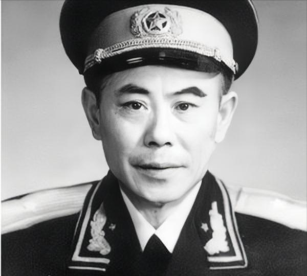 1980年，江苏省军区副司令在上海看病，期间在一家食堂吃饭时，服务员看副司令穿着