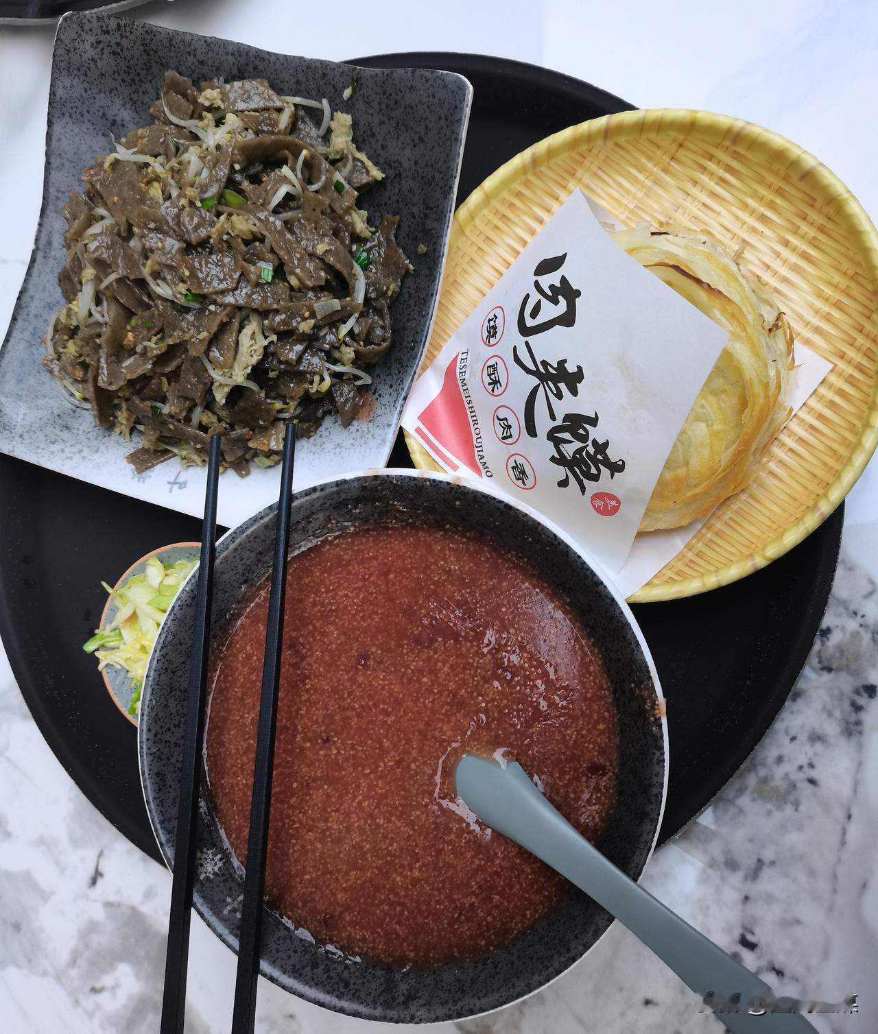 1月23日，出差商洛打卡当地特色擀面皮套餐！秦岭南麓的黑米擀面皮酸辣过瘾，黑面皮