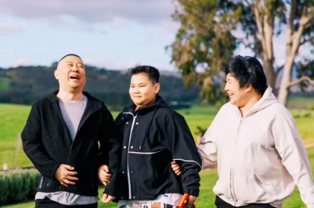 我就不信郭汾阳比郭麒麟有出息！郭德纲带着王惠郭汾阳一家去度假去了，有网友看到照