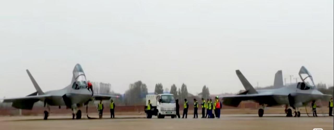 歼-35舰载型要参加抗日战争胜利纪念日阅兵了，今天有人拍到了歼-15D和歼-35