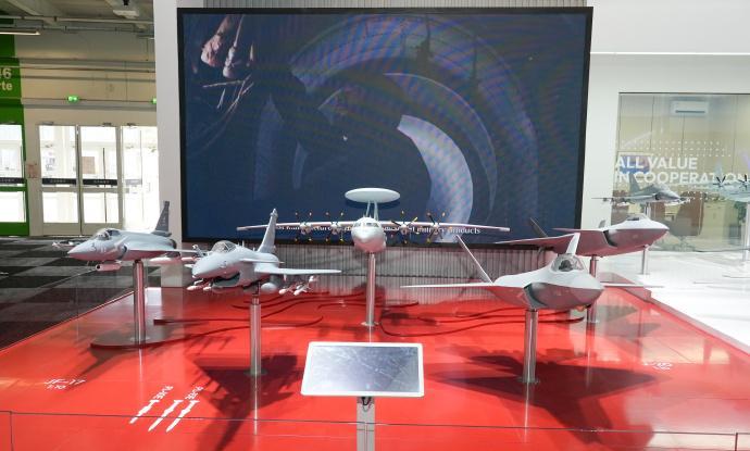 【歼-35歼-20模型亮相巴黎航展，西方的宣传窗口，被中国武器占据C位】当地时