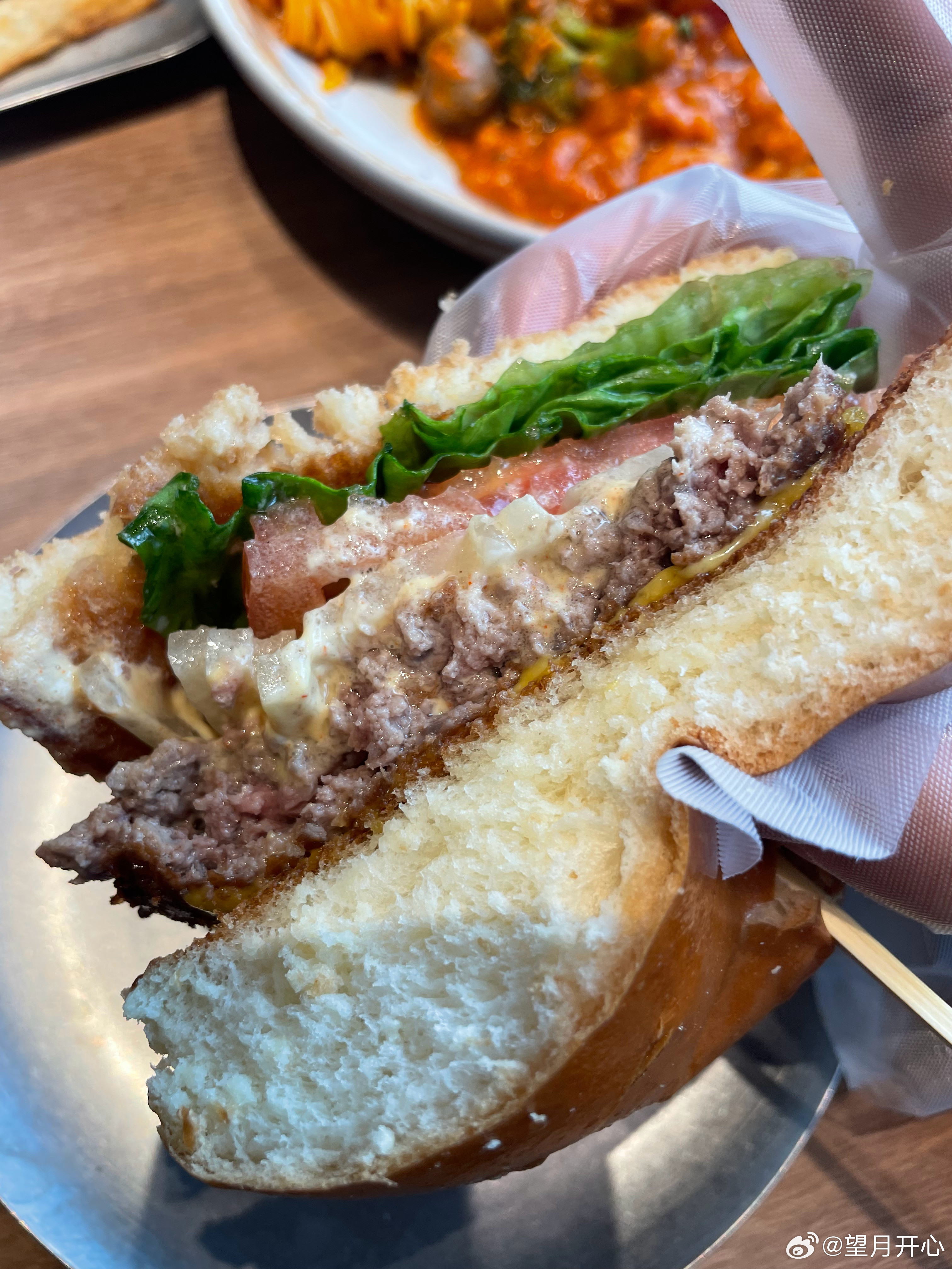 魏家凉皮汉堡哈哈看来都知道很实惠济南国金中心25元一个经典汉堡送一杯饮料和三个薯