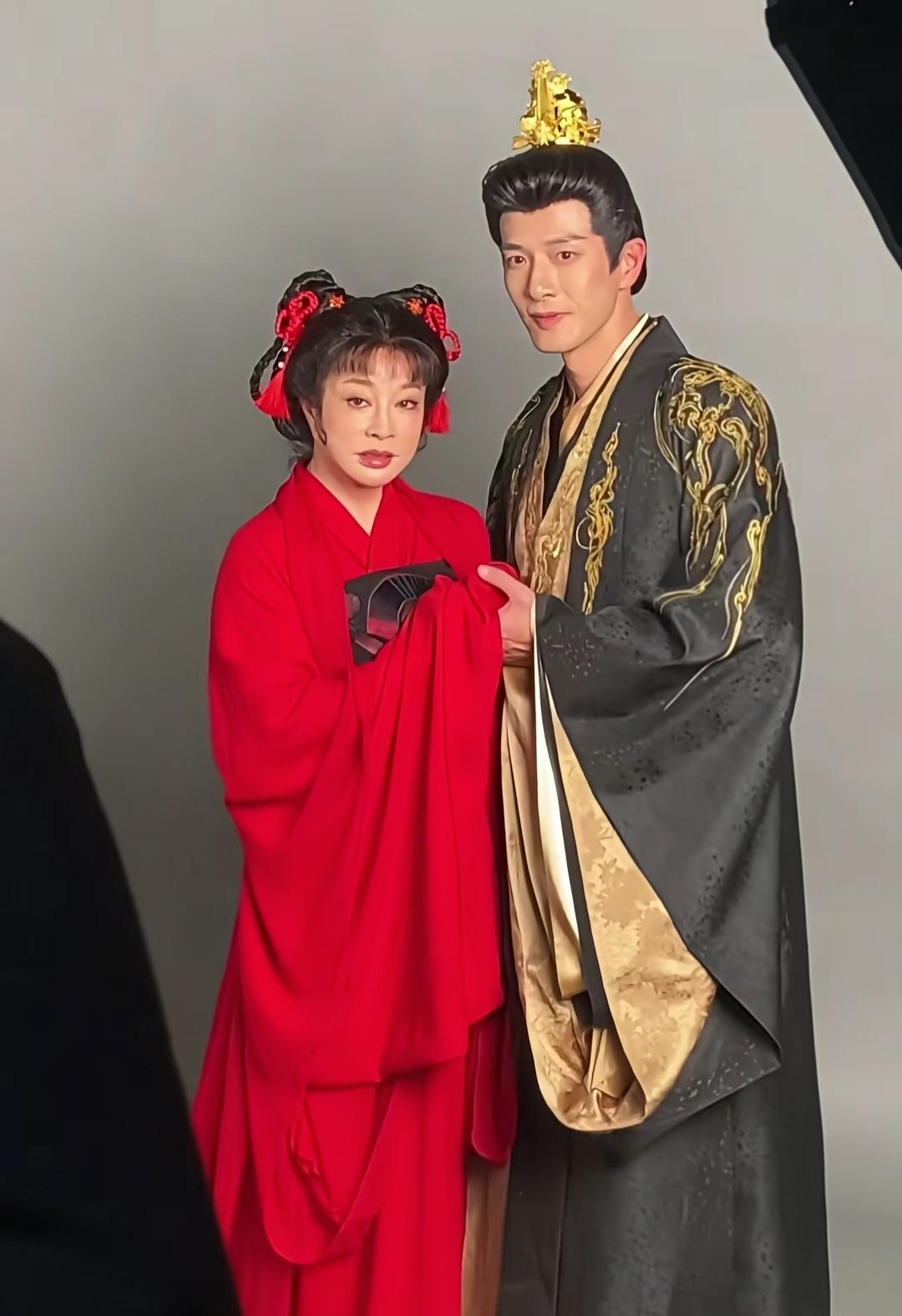 75岁演少女，这少女，比我奶奶还要大。75岁高龄的刘晓庆，一身大红古装，小发