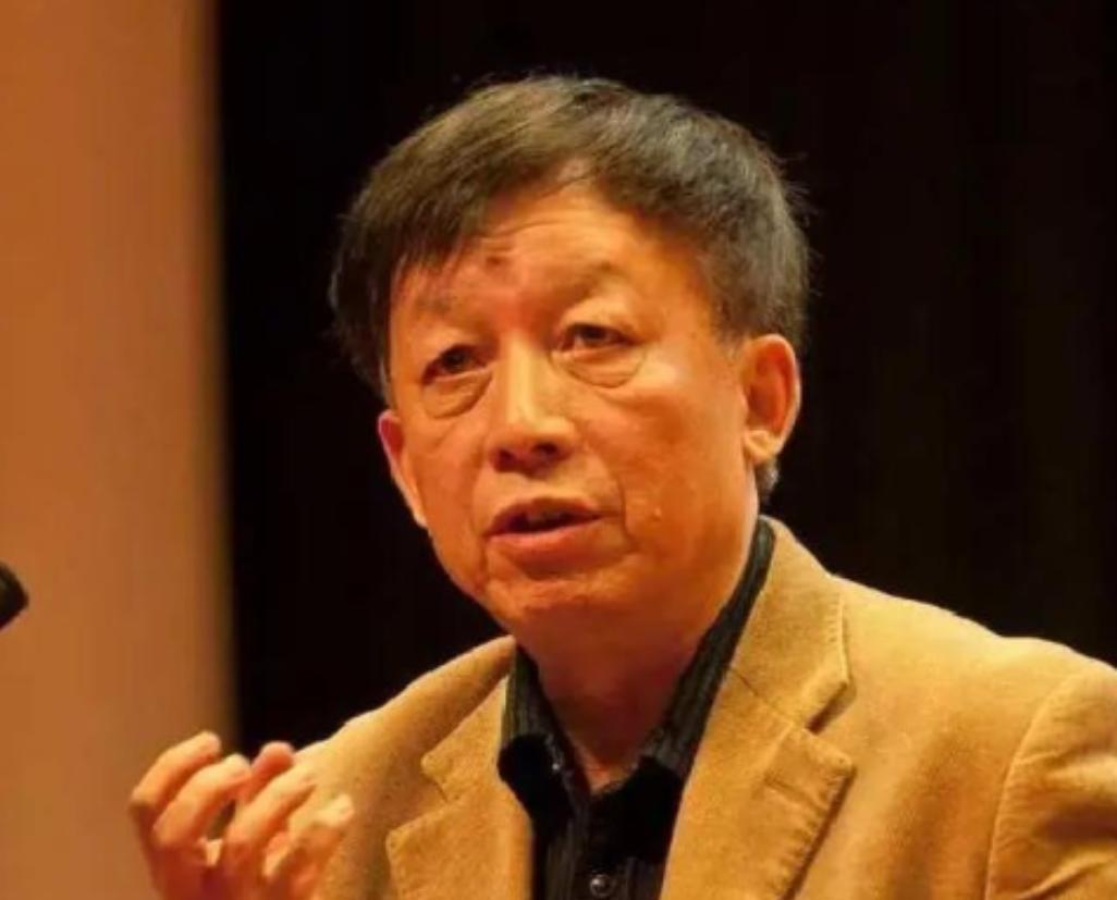 “易老师，我想嫁给你！”厦大阶梯教室里，一个女生猛地站起来大声喊道。讲台上的