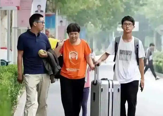 一位家长最近在网上晒出常州大学的缴费单，一次性缴纳23306元，本以为不用再额外