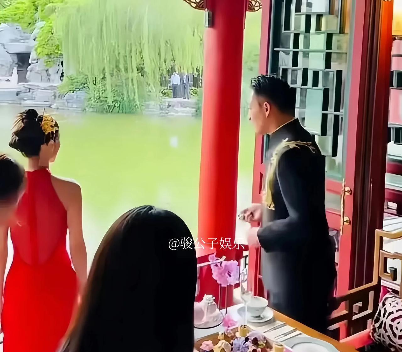台媒报道，汪小菲与马筱梅的婚礼在拥有400年历史的清朝郡王府内隆重举行，引发热议