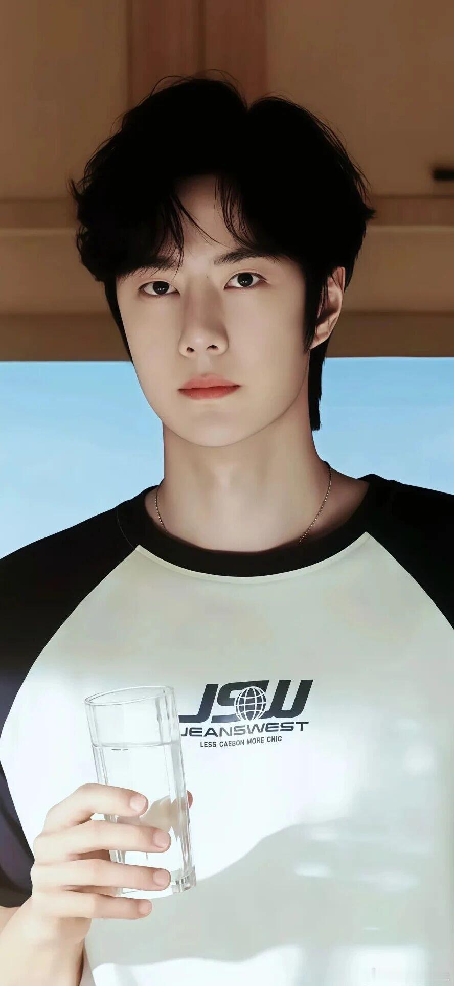 救命！谁教王一博这样撒娇的！本以为是高冷攀岩选手，结果被向导告知还有两段路时，直