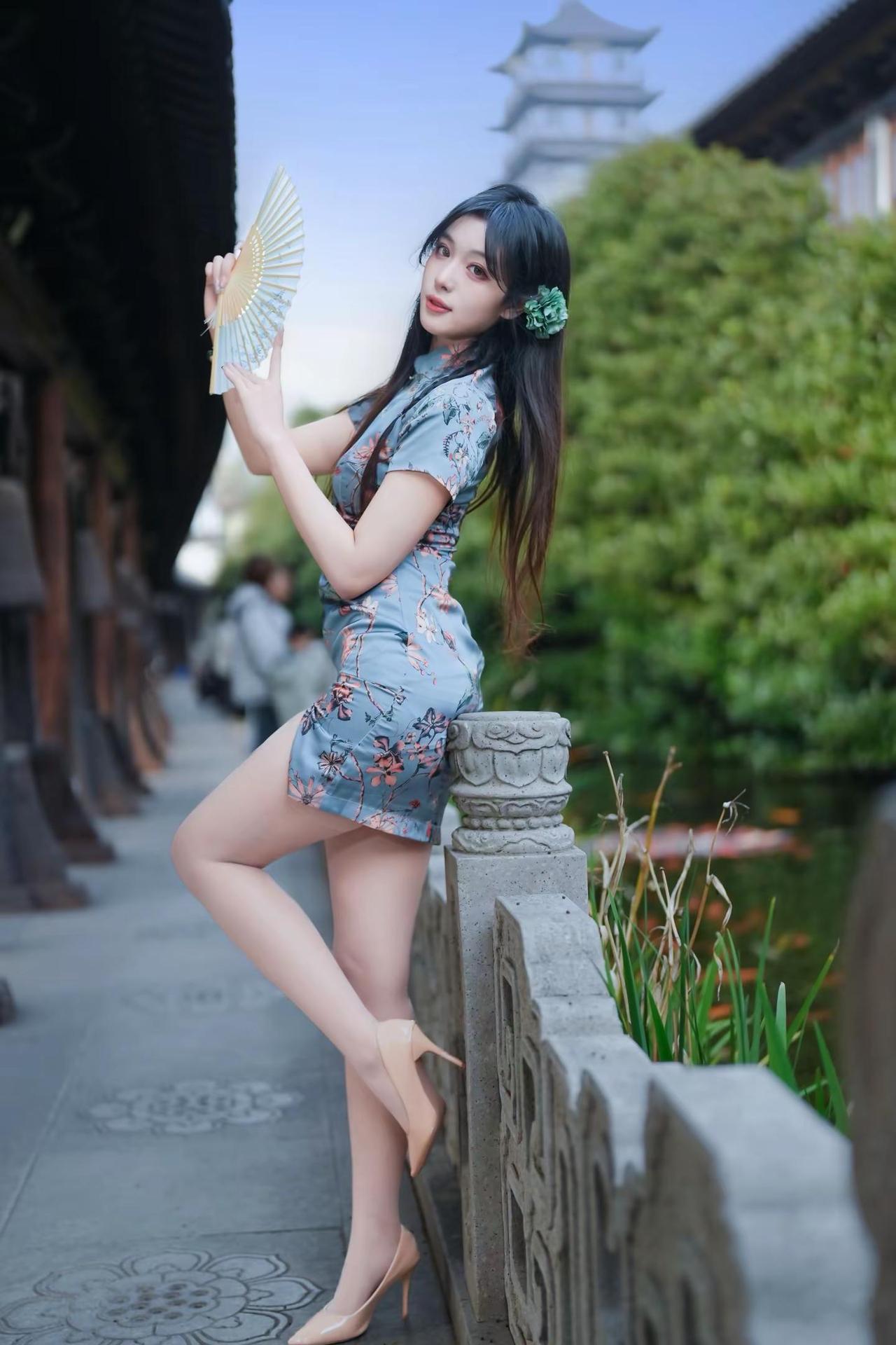 人间烟火。不染尘心御姐等等我先摆好造型旗袍拍照姿势