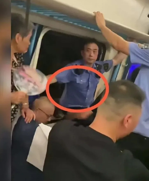 听我说，大家得理解车窗一被砸开就用身体挡住缺口的列车员，背后的真相让人后怕大