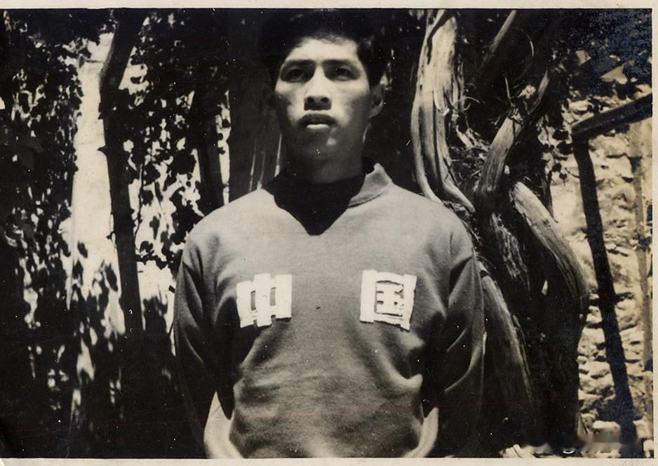 1949年冼迪雄与曾雪麟一同报考二野军政大学，全队从广州徒步行军奔赴昆明，全程整