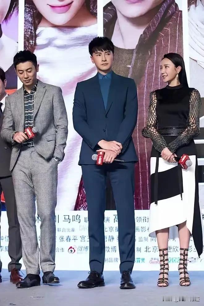 看到朱亚文和郑元畅的合照，才知道，脸上有少许的皱纹，更能增加男性魅力！在这张