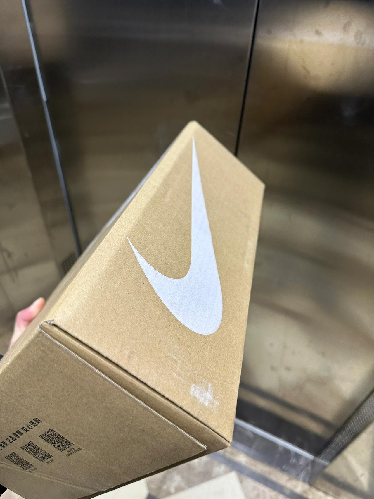 终于弄明白了为什么耐克打对折也卖不动了。不是因为耐克不好穿，也不是它不配那个价