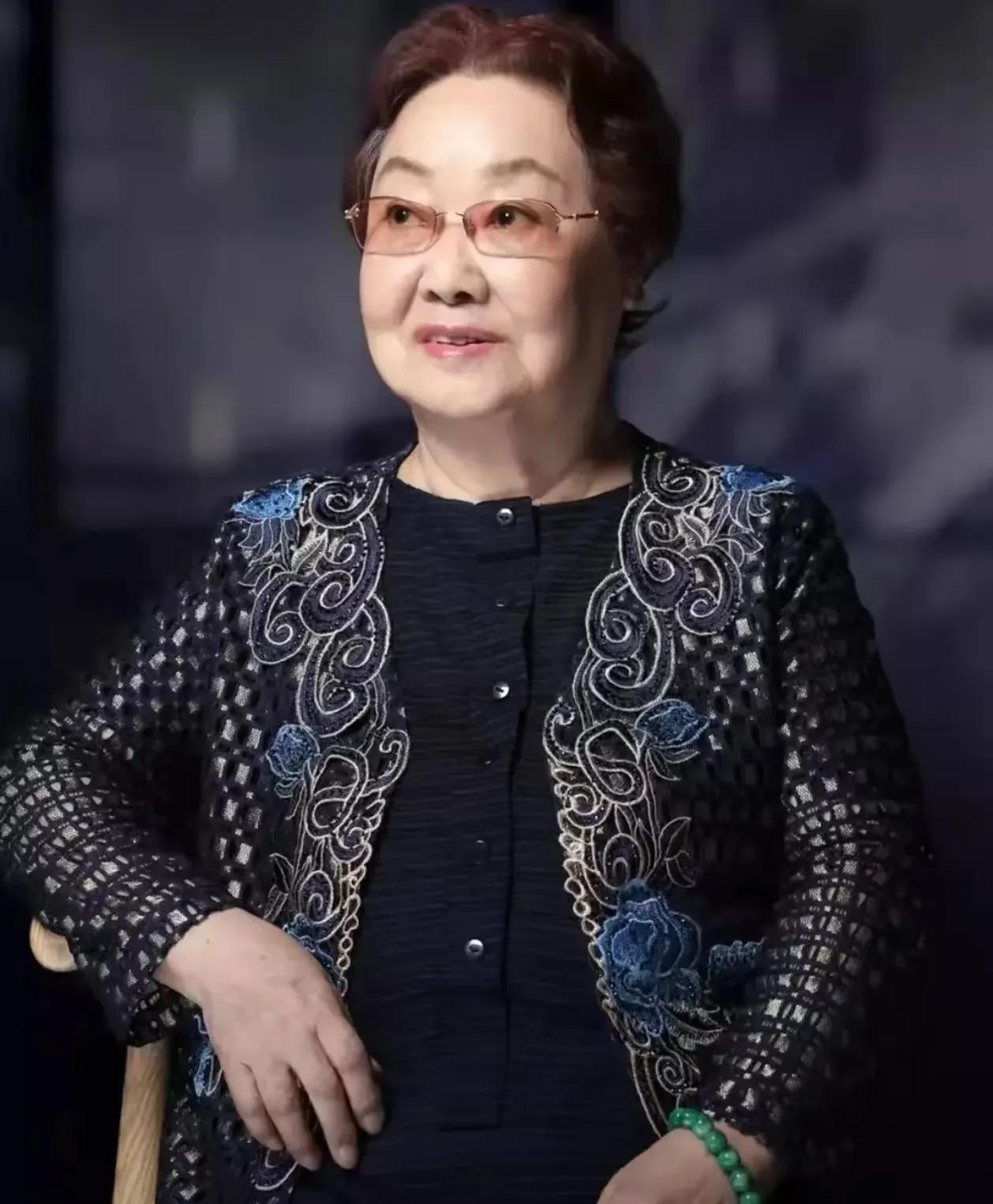 人民艺术家郭兰英走了看到他的死因，我破防了，她不是死于疾病，而是死于我们谁也