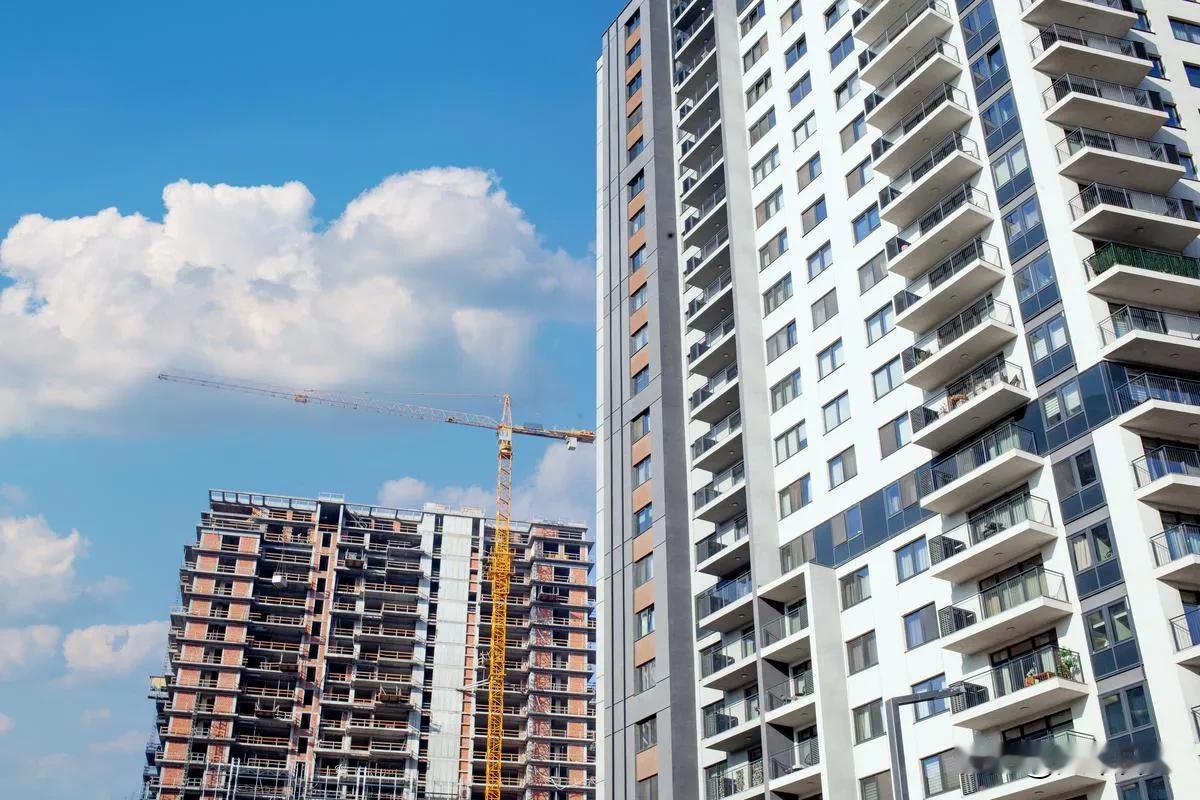 房价跌了，甚至暴跌，对我们这些已经买房的人来说，心里肯定不是滋味，可细想下来，这