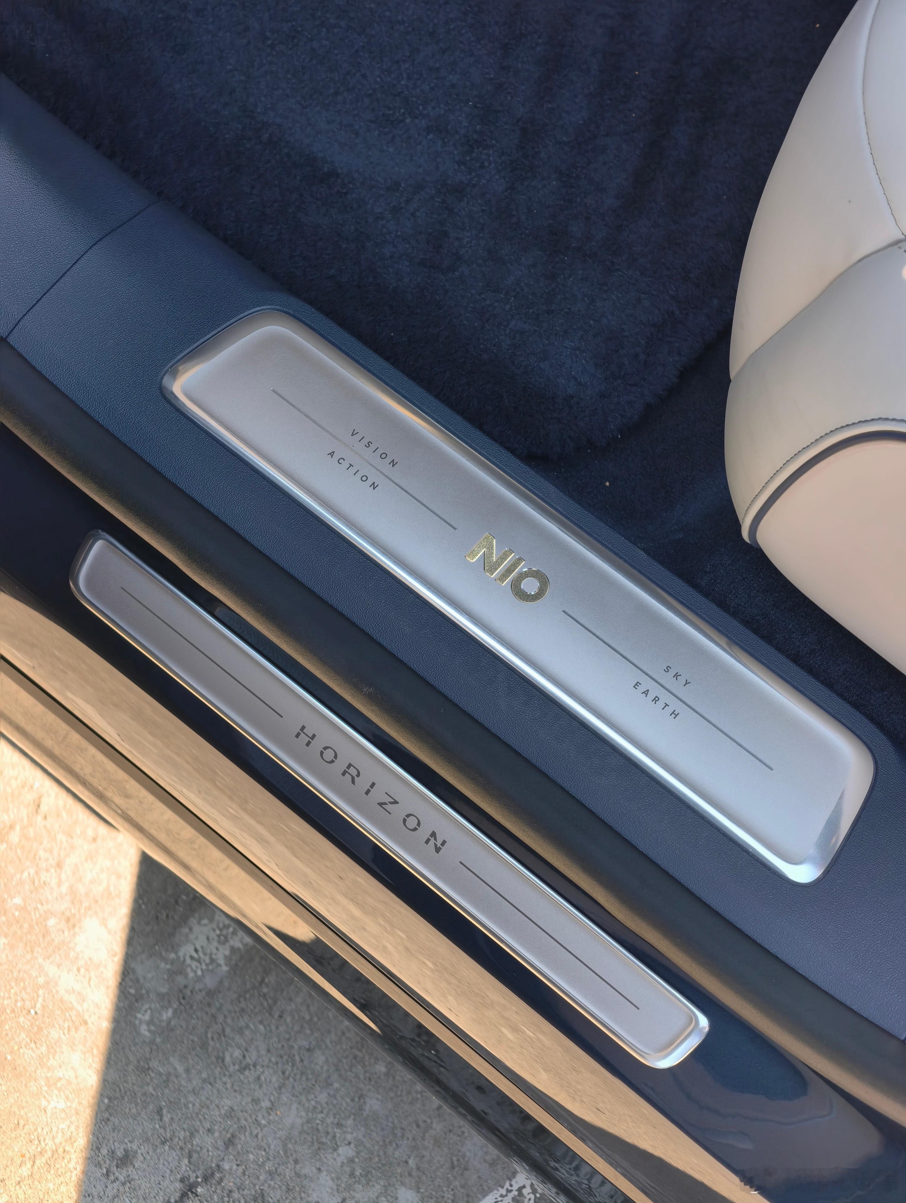 虽然车有点脏，但是这么好的阳光，这么帅的车，谁又能忍住不拍几张呢？蔚来et9