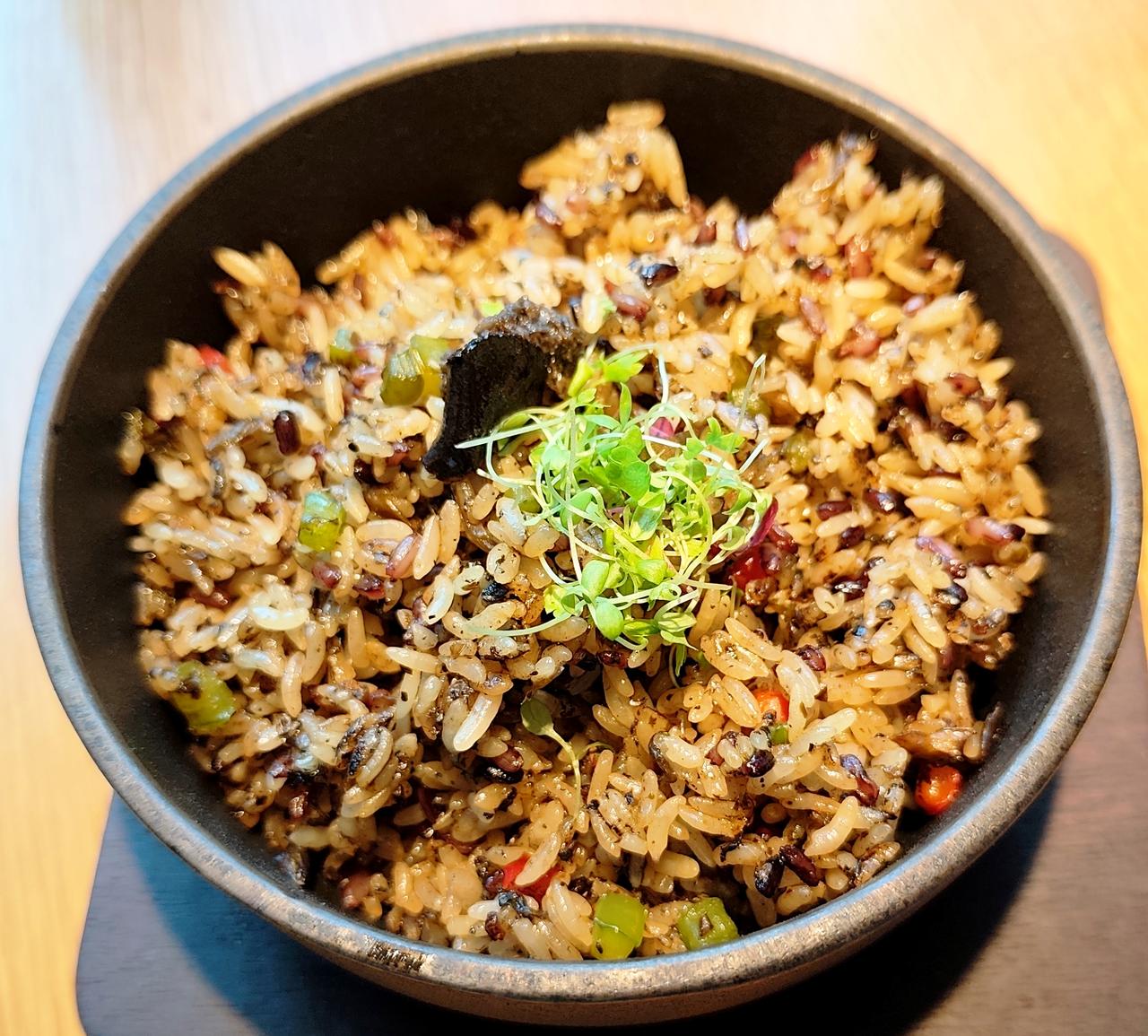 今天下午在可以看到广州塔尖的天汇店点了黑松露炒饭，芒果彩米饭，果浆，百香果番茄，