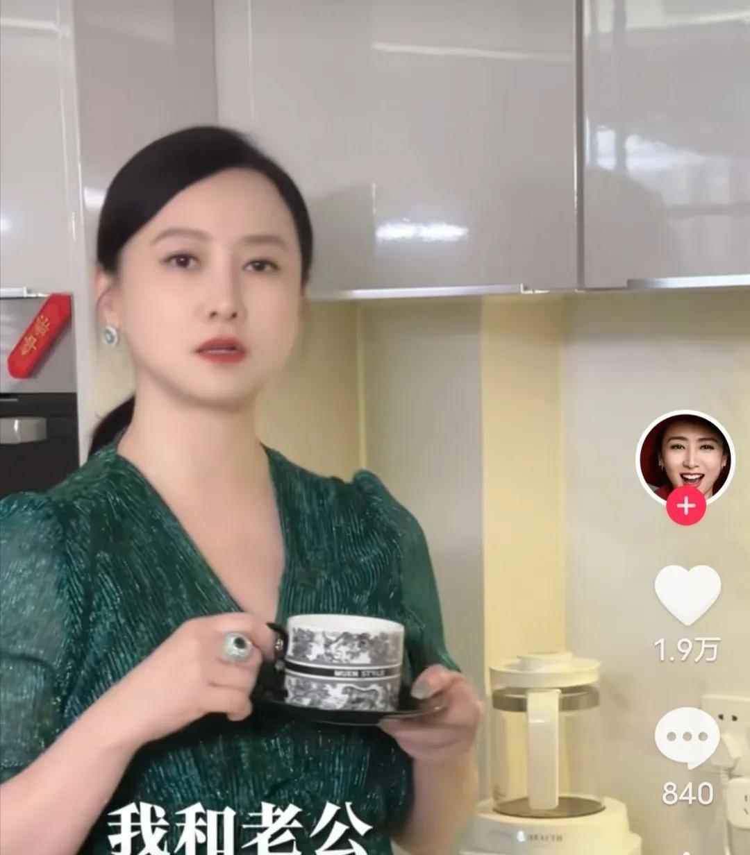 翁虹自爆：“我和老公已经分居3年了，刚开始，我家人都觉得夫妻异国影响感情。我俩分