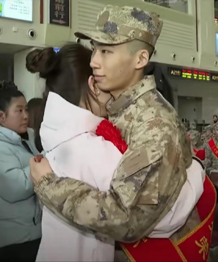 甜炸全网！哈尔滨这对情侣车站送别好感人！女孩穿粉衣强忍泪水送男友入伍，男生一身迷
