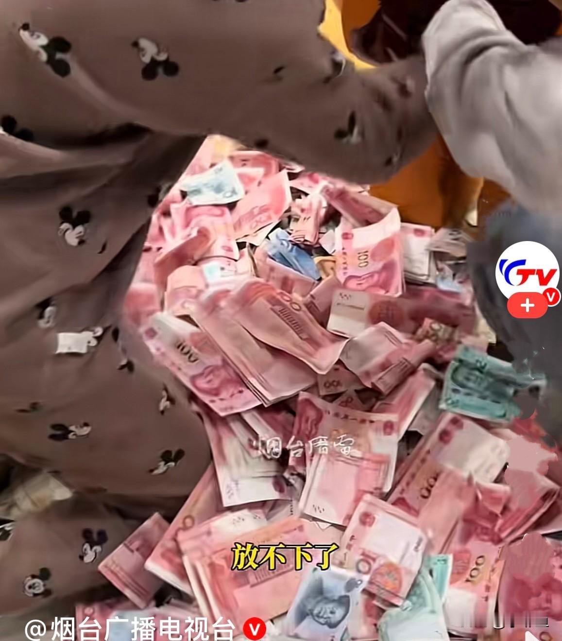 近日，山东一家四口，家里有一个存钱罐，平时零钱、压岁钱他们都很自觉的往存钱罐里存