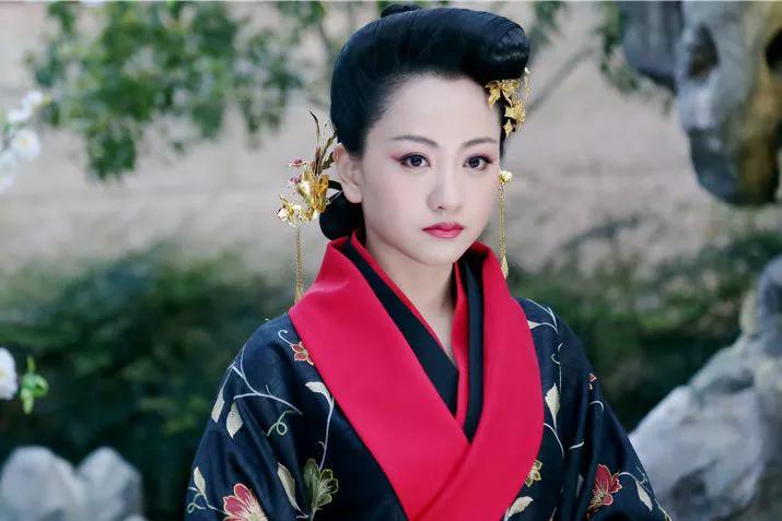 公元前66年，<em>汉宣帝</em>下令灭霍光一族，皇后霍成君跪地求情，恳求<em>汉宣帝</em>饶过霍家一命，