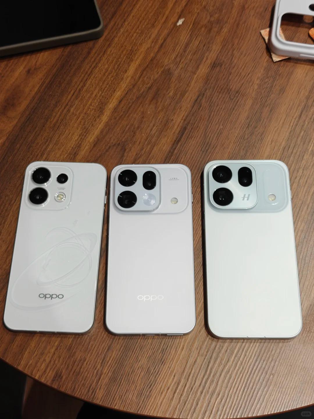 你觉得哪一台oppo的Reno还是Find好看？Reno16的摄像头设计比较