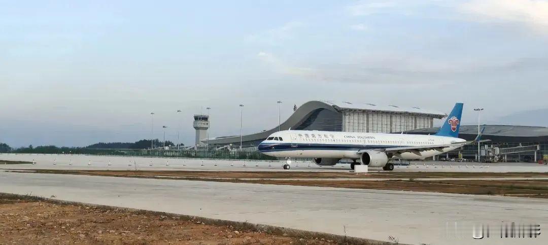 南充机场扩容，地级市机场刚需升级南充高坪机场站坪扩建投运，机位扩容至19个