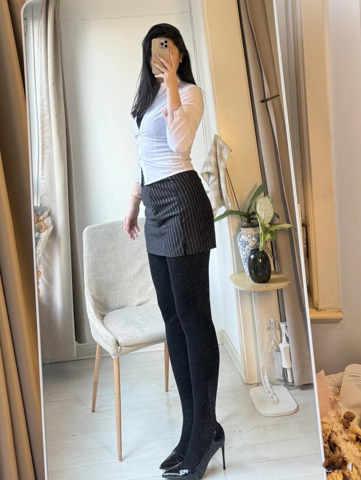 你喜欢穿高跟鞋吗穿上高跟鞋会给人一种成熟、自信的感觉。