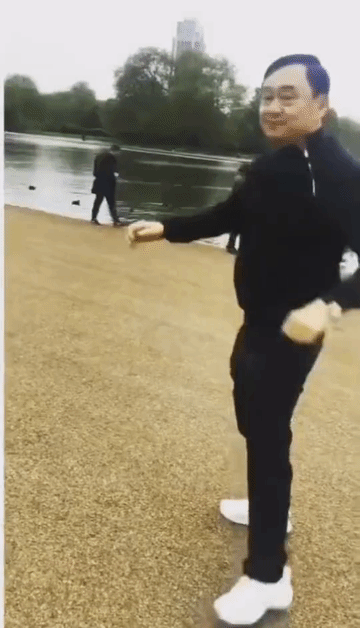 他信真的是人心不足蛇吞象，他原本只是泰国的小警察，傍上朴乍曼之后，他毅然下海经商