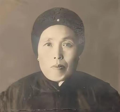 1891年，16岁的张作霖落难乞讨，孙寡妇看中了他，解开衣扣，掏出一块腰牌给他：