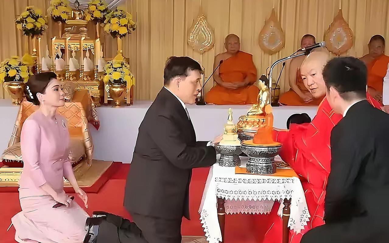 先行跪拜礼，再讲君王事！这次泰国国王到访北京，而灵光寺是他必去的一个点，这其中是