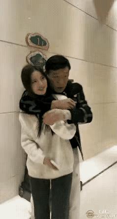 走廊里，一个年长男子紧紧搂住年轻女孩，动作出格得让人侧目。可镜头里的女孩，却一脸